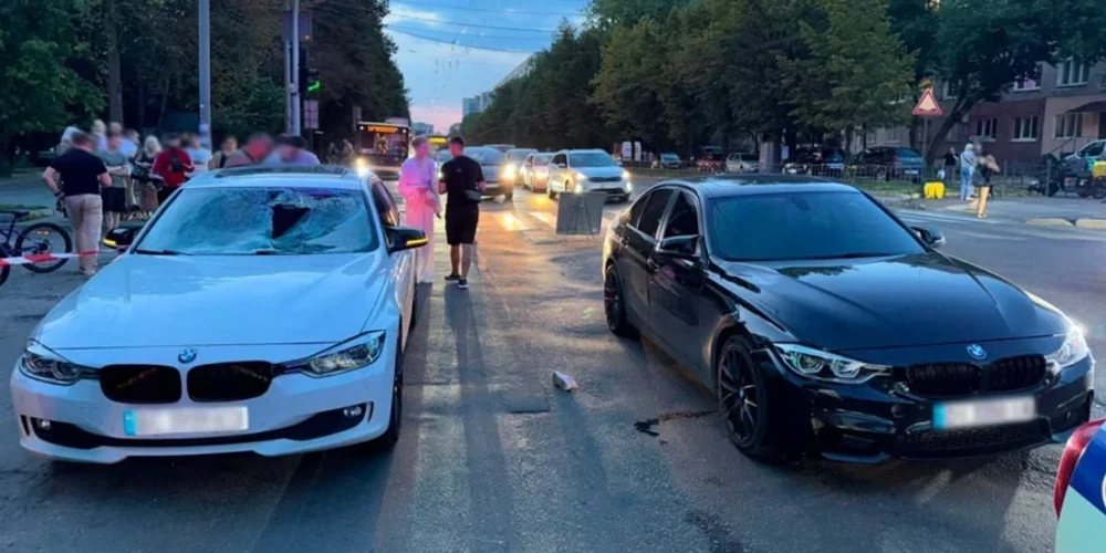 Місце ДТП у Львові за мить до того, як батька з донькою збили два автомобілі BMW на пішохідному переході