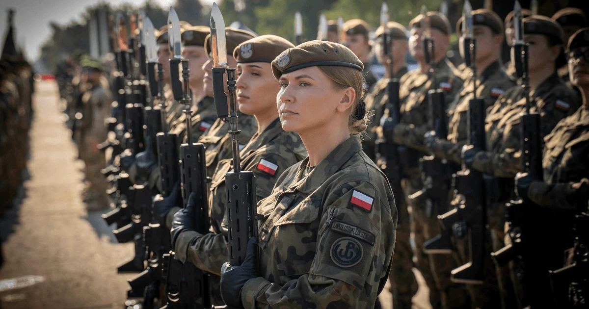 Військовослужбовці польської армії під час параду на честь Дня Війська Польського у Гдині