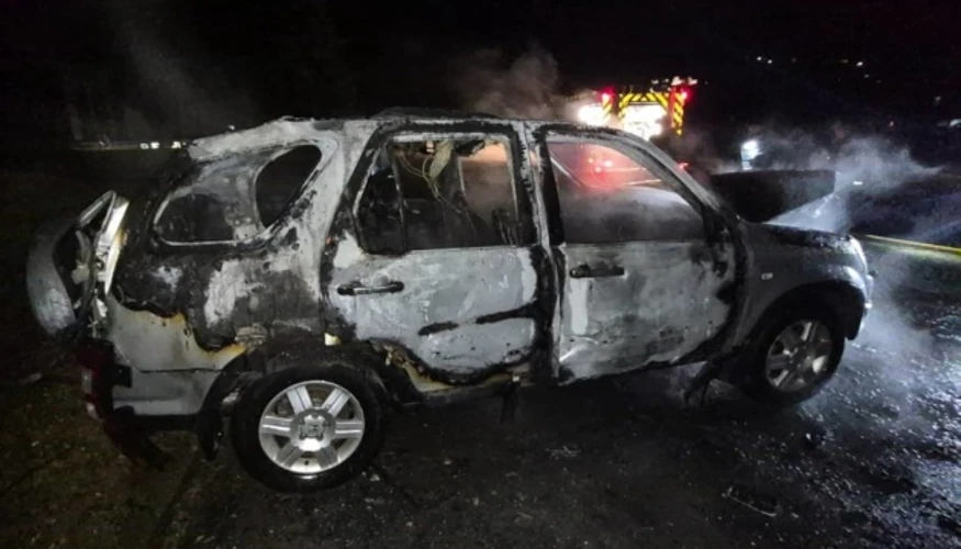 Цивільний автомобіль у Сумах, пошкоджений внаслідок влучання безпілотника, із ознаками загоряння