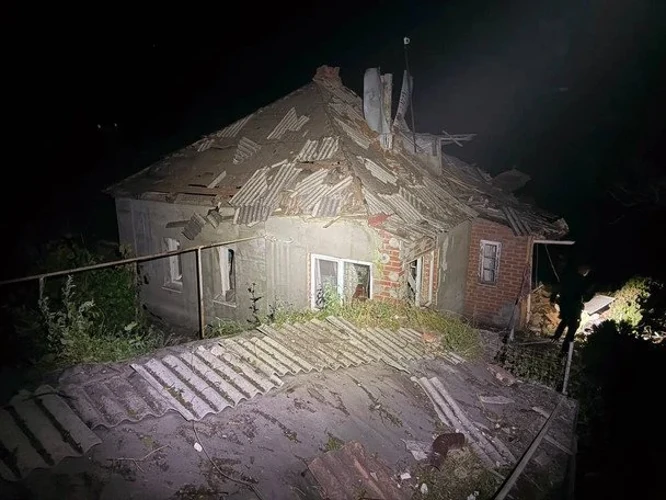 Пошкоджені приватні житлові будинки в Ізюмі після удару КАБами