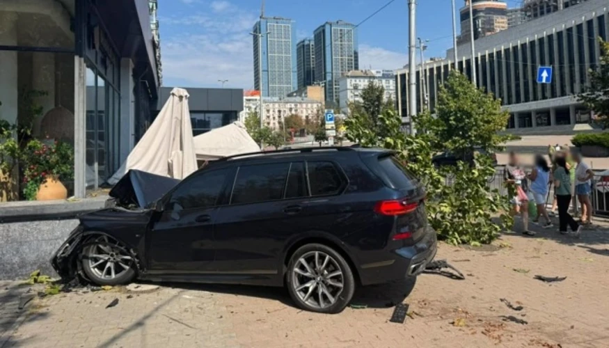 Перекинутий BMW на території літньої тераси після ДТП на Великій Васильківській у Києві