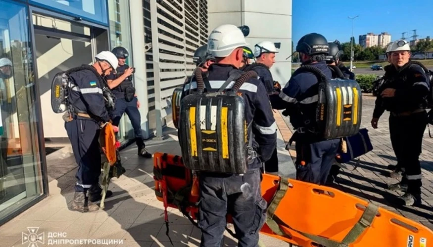 Наслідки удару по найбільшому торговельному центру Кривого Рогу: пошкоджена будівля, пожежа всередині, рятувальні служби на