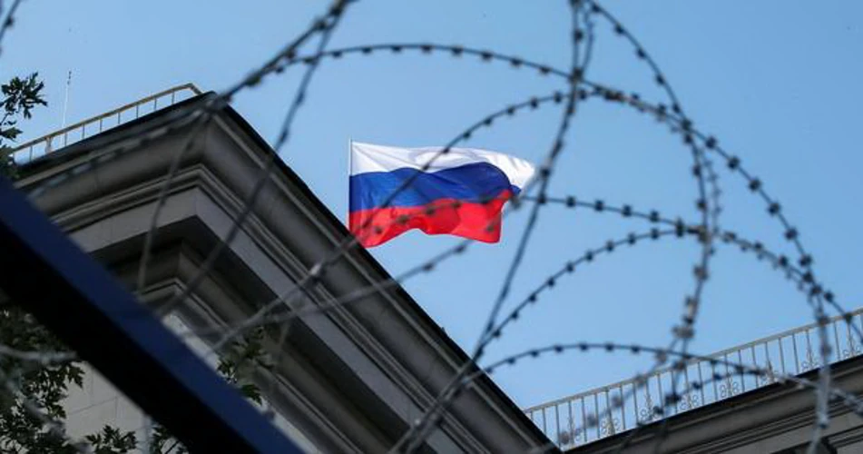 Прапор ЄС поруч із символікою санкційного списку