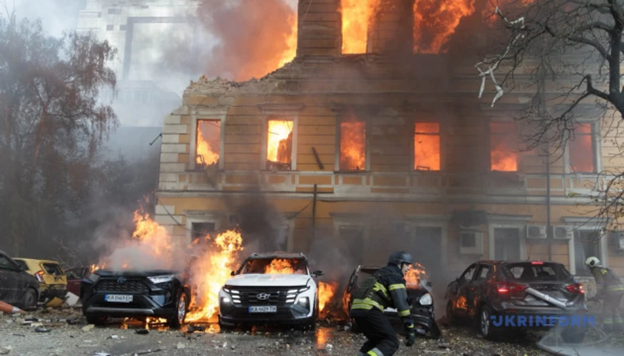 Пожежа на даху та верхньому поверсі будівлі Національної академії наук України у Києві