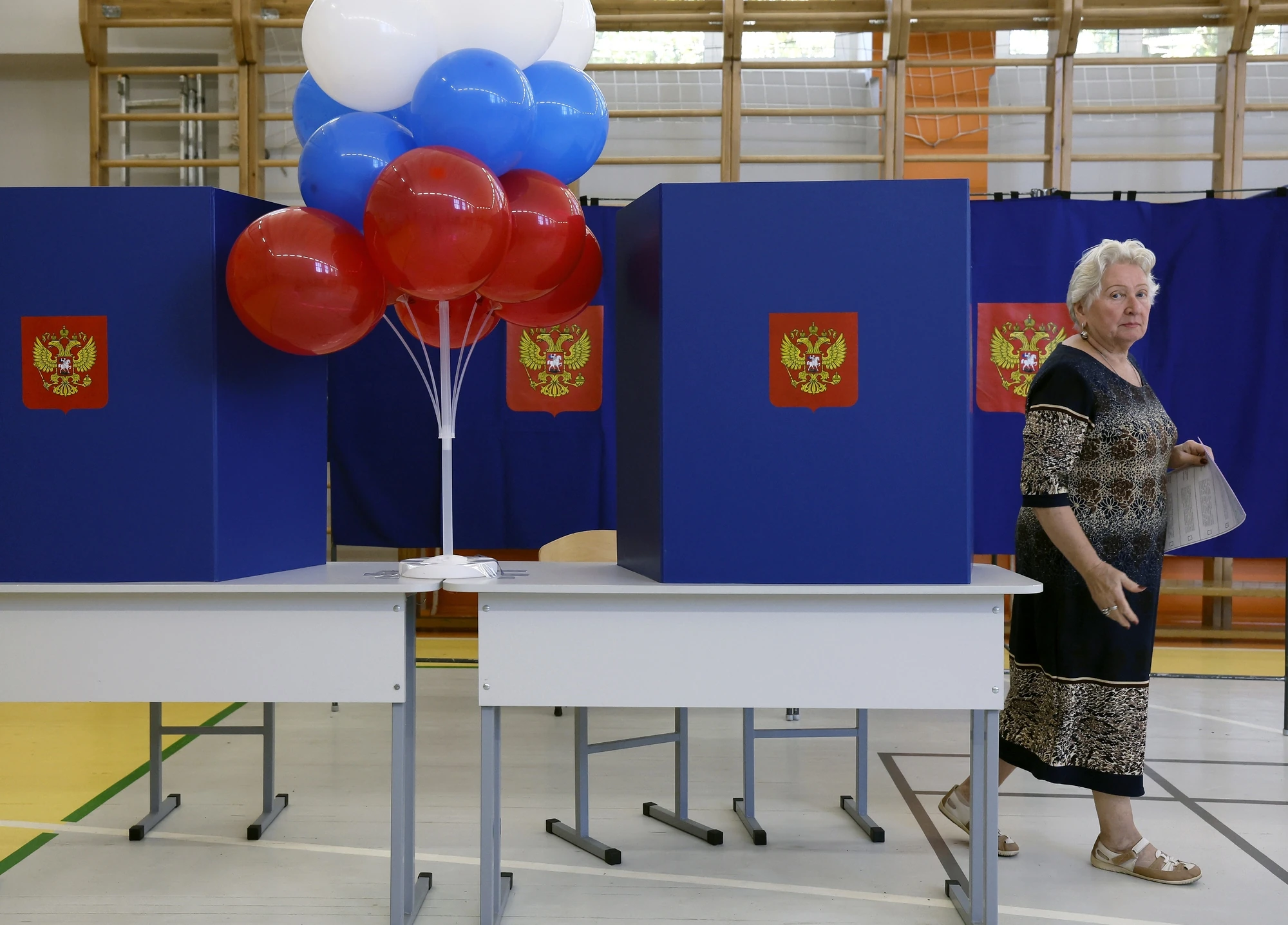 Ілюстративне фото голосування в Росії та колаж на тему псевдовиборів до Держдуми