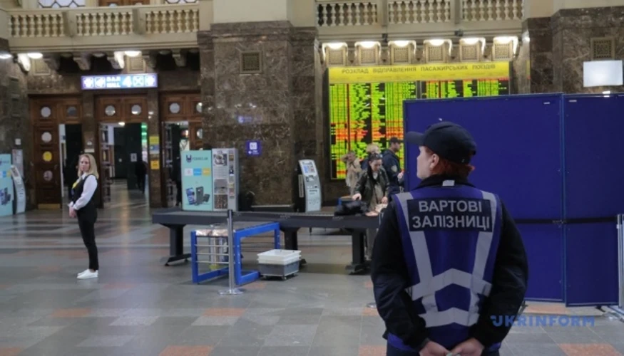 Нічний автобус на маршруті від Залізничного вокзалу «Центральний» у Києві