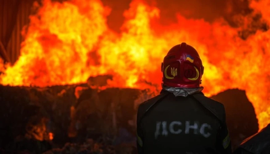 Пошкоджена внаслідок удару дроном будівля Іванківського ліцею № 2 у Вишгородському районі Київської області, охоплена пожежею