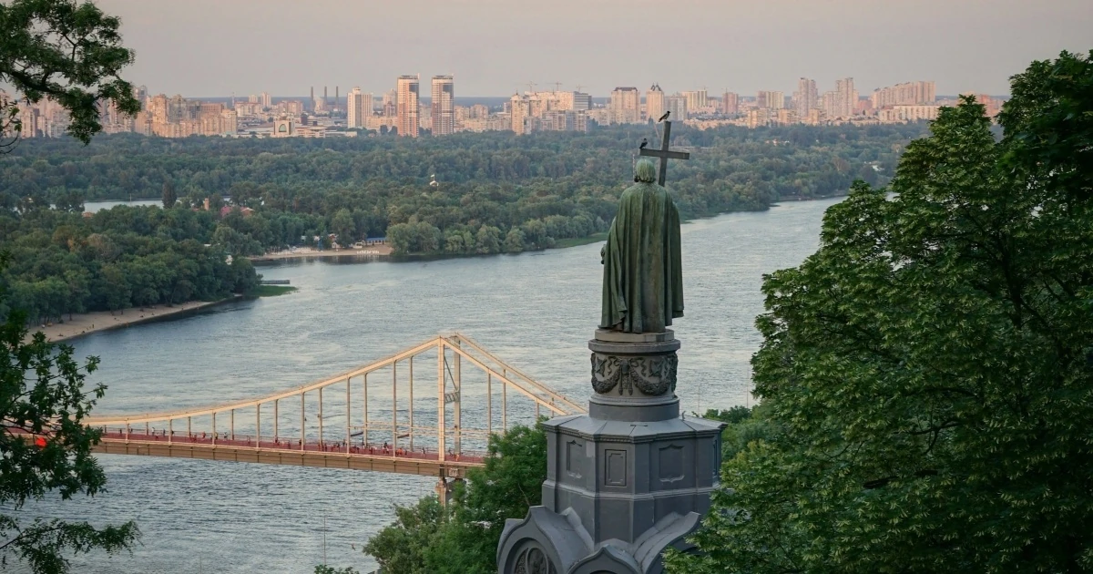 Будівля дипломатичного представництва в Києві на тлі повідомлень про російські погрози