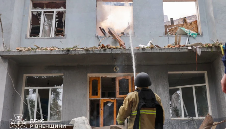 Рятувальники ДСНС на місці падіння уламків БпЛА у центрі Рівного